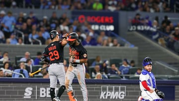 Cedric Mullins celebra su cuadrangular con Ram¨®n Ur¨ªas en el Rogers Centre de Toronto.