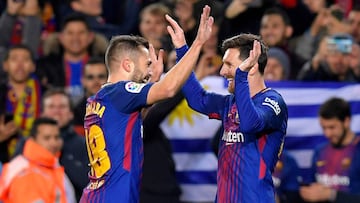 Jordi Alba y Messi celebran uno de los goles del Bar&ccedil;a.