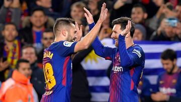 Jordi Alba y Messi celebran uno de los goles del Bar&ccedil;a.