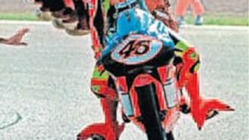 <b>SIMPÁTICO. </b>Rossi, con el pollo Osvaldo en Montmeló 98.