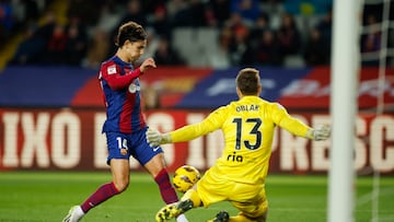 BARCELONA (ESPAÑA), 03/12/2023. El delantero portugués del FC Barcelona João Félix (i) franquea la barrera del guardameta esloveno del Atlético de Madrid, Jan Oblak (d) y anota un gol durante el partido correspondiente a la jornada 15 de LaLiga que disputan FC Barcelona y Atlético de Madrid este domingo en el Estadio Olímpico de Barcelona.- EFE/ Alberto Estevez
