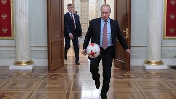 Vladimir Putin muestra sus habilidades con el bal&oacute;n en la presentaci&oacute;n del Mundial de 2018.
