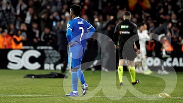 Durante la celebración del tercer gol del Albacete, un aficionado lanza una cáscara de plátano desde la grada mientras Vinicius permanece en el terreno de juego.