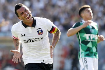 El jugador de Colo Colo Esteban Paredes disputa el balón contra Santiago Wanderers durante el partido de primera división en el estadio Monumental.