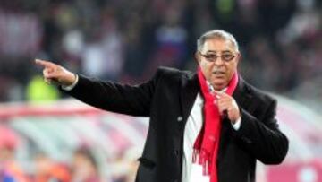 El director t&eacute;cnico del Moghreb Tetouan, Abelaziz Amri, osberva las acciones ante el Auckland hoy, mi&eacute;rcoles 10 de diciembre de 2014, durante un partido de la Copa Mundial de Clubes en Rabat.