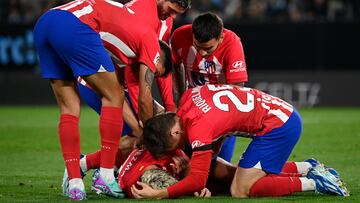 Atletico Madrid's French forward #07 Antoine Griezmann (C) celebrates with teammates after scoring his team's second goal during the Spanish league football match between RC Celta de Vigo and Club Atletico de Madrid at the Balaidos stadium in Vigo on October 21, 2023. (Photo by MIGUEL RIOPA / AFP)