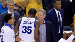 Kevin Durant habla con Steve Kerr durante el segundo partido de las Finales.