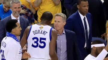 Kevin Durant habla con Steve Kerr durante el segundo partido de las Finales.