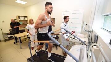 Dabbur, en los reconocimientos médicos del Sevilla este jueves.