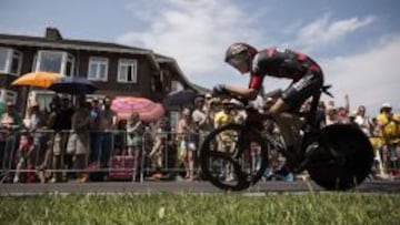 UNA BALA. El australiano Rohan Dennis es animado por los numerosos espectadores que acogieron ayer en Utrecht la contrarreloj inicial de esta edición.