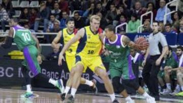 Edwin Jackson trata de superar la defensa de Daniel Clark.