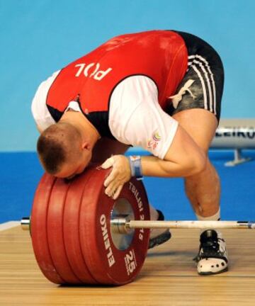 El atleta polaco Arkadisz Michalski durante los Europeos de levantamiento de peso.
