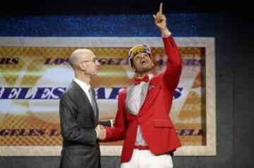 El comisionado de la NBA, Adam Silver, saluda a D'Angelo Russell de Los Angeles Lakers tras ser elegido en la primera ronda del sorteo de la NBA 2015