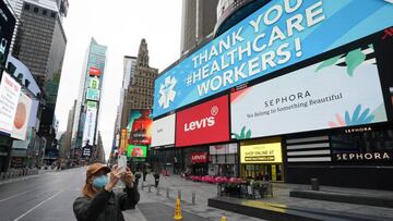 Una mujer con mascarilla en Times Square, en Nueva York