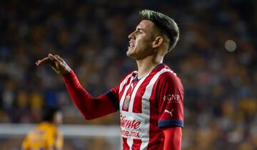 Cristian Calderón de Chivas reclama una jugada ante Tigres hoy, durante un partido correspondiente a la jornada 9 del Torneo clausura 2023 celebrado en el estadio Universitario de la ciudad de Monterrey.