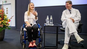 La campeona de ciclismo en pista Kristina Vogel, que se qued&oacute; en silla de ruedas tras un grave choque mientras entrenaba, comparece en el hospital donde ha estado ingresada.