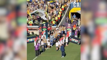 Sin embargo, los jugadores mostraron su descontento e hicieron el saludo de espaldas como señal de protesta.