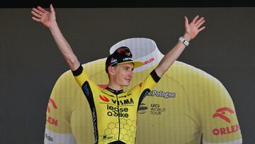 Karpacz (Poland), 13/08/2024.- The new overall leader, Danish rider Jonas Vingegaard of Visma celebrates on the podium after the second stage, a time trial over 15,4 km of the 81st Tour de Pologne 2024 cycling race, from Wroclaw to Karpacz, in Karpacz, southern Poland, 13 August 2024. (Ciclismo, Polonia) EFE/EPA/MACIEJ KULCZYNSKI POLAND OUT
