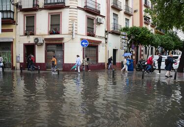 Calles anegadas de agua tras las lluvias torrenciales en la jornada de hoy en Sevilla.