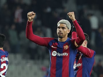 Ronald Araújo celebra el triunfo ante el Atlético.