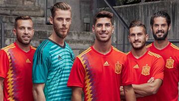 GRAF1775 MADRID, 6/11/2017.-Fotograf&iacute;a facilitada por Adidas con la equipaci&oacute;n que ser&aacute; utilizada por la selecci&oacute;n espa&ntilde;ola de f&uacute;tbol en el Mundial de Rusia 2018.La nueva camiseta de la Selecci&oacute;n Espa&ntilde;ola rinde homenaje a una de sus camisetas m&aacute;s famosas, la utilizada en la Copa del Mundo de Estados Unidos en el a&ntilde;o 1994. EFE. +++SOLO USO EDITORIAL+++