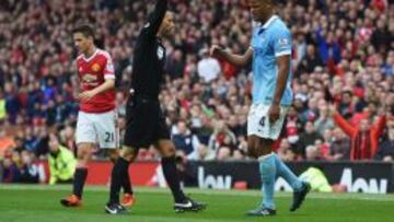 Mark Clattenburg durante el partido entre el United y el City.