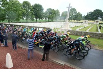 El pelotón pasa frente al cementerio militar de Delville Wood.