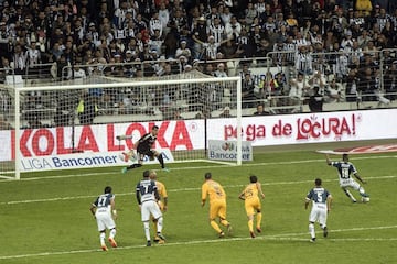 Avilés Hurtado, uno de los mejores jugadores del año, pero se escondió en los dos juegos de la Final ante Tigres. Fueron tantos sus nervios que terminó fallando el penal con el que Monterrey hubiera empatado el global a ocho minutos del silbato final.