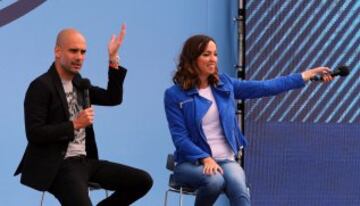 Pep Guardiola habló ante una multitud que le esperaba en el City Football Academy en Manchester.