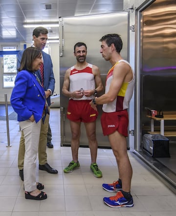 La Ministra de Defensa en funciones, Margarita Robles, ha visitado el Centro de Instrucción de Medicina Aeroespacial. Durante el recorrido, ha conocido la máquina climática donde los atletas españoles se están entrenando para el Mundial de Atletismo de Do