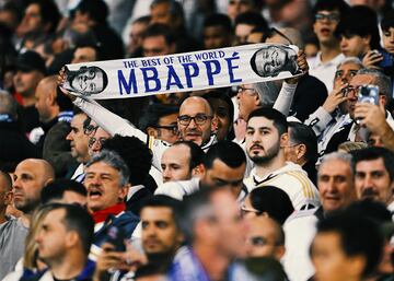 Un aficionado porta una bandera de Mbappé, en el Bernabéu.