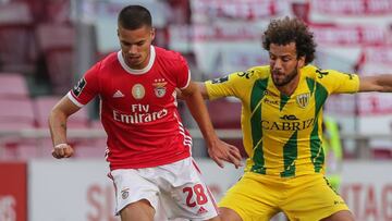 Julian Weigl resultó herido en el apedreamiento que recibió el autobús del Benfica esta pasada madrugada.