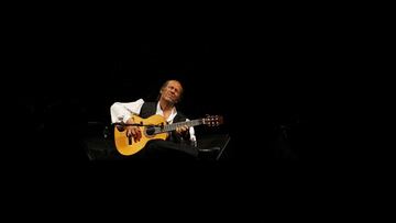 Spanish guitarist Paco de Lucia performs during a concert in Fuengirola July 2, 2010.  REUTERS/Jon Nazca (SPAIN - Tags: ENTERTAINMENT)