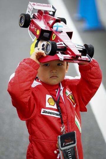 El joven fan de Ferrari posa en el circuito de Suzuka.