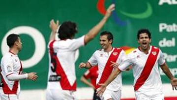 <b>ESPERANZA. </b>Costa celebra uno de sus goles. Javi Fuego y Armenteros, a su lado, no estarán mañana.