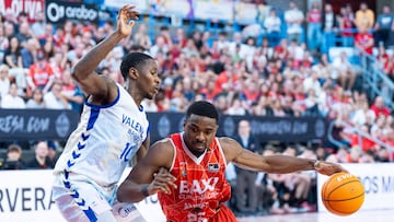 El base belga del Baxi Manresa Retin Obasohan (d) es defendido por el escolta del Valencia Basket Omari Moore (i) durante el encuentro de la jornada 29 de la Liga Endesa entre el Baxi Manresa y el Valencia Basket, disputado este domingo en el Pabellón Nou Congost de Manresa.