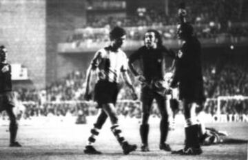 Villar abandona el campo tras agredir a Cruyff en un Athletic-Barça de 1974.
