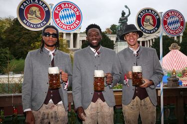 Michael Olise con Alphonso Davies y Jamal Musiala durante la fiesta del Oktoberfest celebrada en Múnich.
