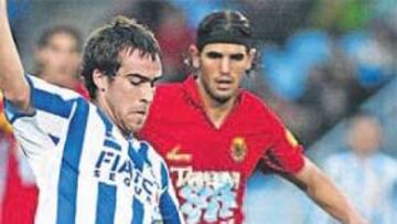 <b>LUCHA. </b>Mikel González intenta llevarse el balón de las manos del guardamenta Rubén.