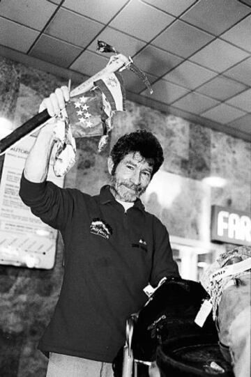 Carlos Soria llega a Barajas tras coronar el Cho Oyu de 8.201metros, en 1999.