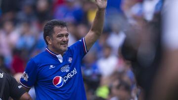 Carlos Hermosillo durante un amistoso entre Cruz Azul y América.