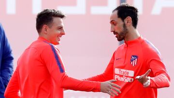 Arias y Juanfran bromean durante un entrenamiento.