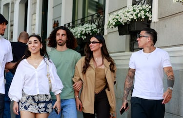 Marc Cucurella, Claudia Rodríguez, Enzo Fernández, João Pedro y su pareja, Khadije Skandar, pasean por las calles de la Madrid.
27/04/2026
