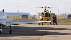 Efectivos del grupo de Rescate se suben a un helicóptero de la Junta de Castilla y León para participar en la búsqueda de un ultraligero y a las dos personas que viajaban en él al norte y sur del río Duero, entre las localidades de Tordesillas y Geria, a 18 de diciembre de 2022, en Valladolid, Castilla y León, (España). La Guardia Civil y un helicóptero del Servicio Aéreo de Rescate (SAR) buscan un ultraligero que despegó en la tarde de ayer, sobre las 16:45 horas, del aeródromo vallisoletano de Matilla de los Caños. En el aparato iban el piloto, un edil del municipio de Geria,  y la hija del gerente del aeródromo, de 40 años. En el amplio dispositivo de búsqueda participan también los vecinos de las localidades del entorno y la Agencia de Protección Civil y Emergencias que ha activado personal del Grupo de Intervención Psicológica en Desastres y Emergencias (Gipde) para atender a los allegados de los desaparecidos.
18 DICIEMBRE 2022;DESAPARECIDOS;ACCIDENTE;SUCESO;VALLADOLID;VUELA;SOBREVUELA;SOBREVOLAR;VOLAR;AVIONETA;EUROCOPTER EC-130T2;EUROCOPTER;
Joaquín Rivas / Europa Press
18/12/2022