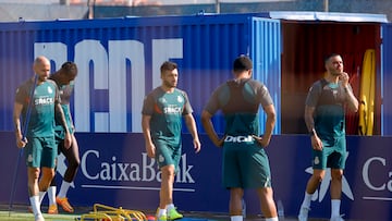 Raúl de Tomás, con los jugadores que están al margen.