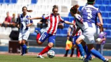 Priscila ejecuta su lanzamiento ante las jugadoras del Sporting de Huelva.