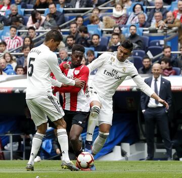 El jugador del Athletic Club Williams trata de llevarse el balón entre los jugadores del Real Madrid Varane y Casemiro. 