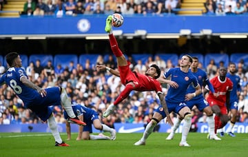 Liverpool debutó en la Premier League en condición de visitante ante el Chelsea. Luis Díaz abrió el marcador para los Reds, mientras que Axel Disasi empató para los locales para el 1-1 final.