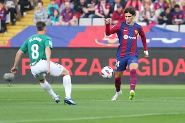 El jugador del Barcelona, João Félix, trata de controlar el balón ante el jugador del Alavés, Blanco.
