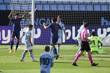 Celta de Vigo 0-1 Atlético de Madrid | Gran jugada del conjunto rojiblanco en la que Manu recibe el balón dentro del área, pone este atrás y Suárez completamente solo bate a placer al portero.